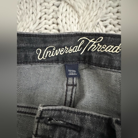 Universal Thread Distressed Ash Gray Jeans. In good/fair condition,lightly worn. - Picture 3 of 5